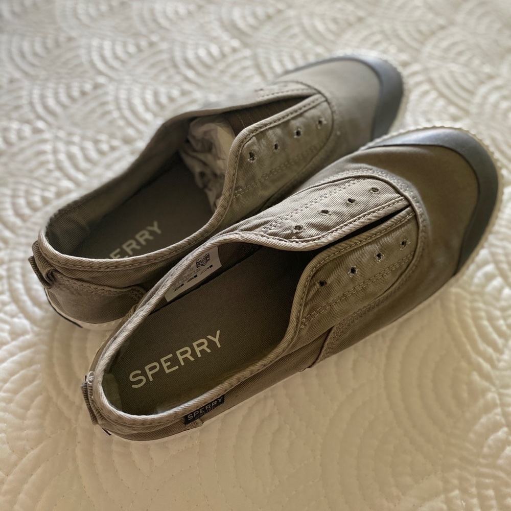 BRAND NEW in box: woman’s sperrys